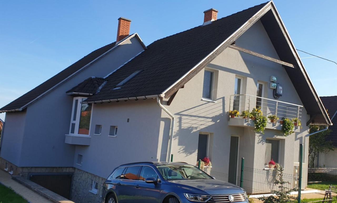 Balatonalmádi Aranyeso Apartmanhazak No.1 מראה חיצוני תמונה